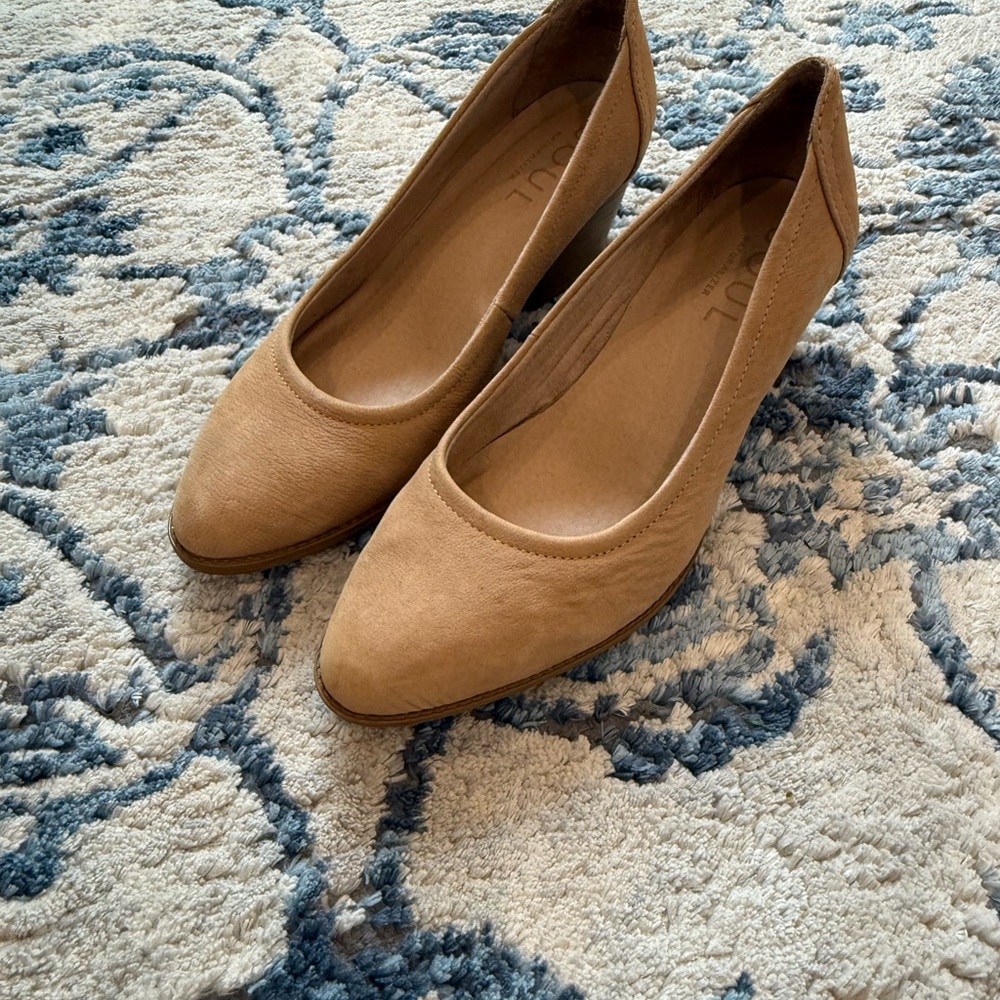Naturalizer Tan Flats Elegant Slip-On Design
